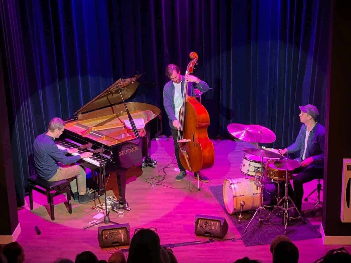 JAZZ Erik Verwey Trio – Jazzconcert in Brinkhuis Theater Laren JAZZ Erik Verwey Trio - Jazzconcert in Brinkhuis Theater Laren