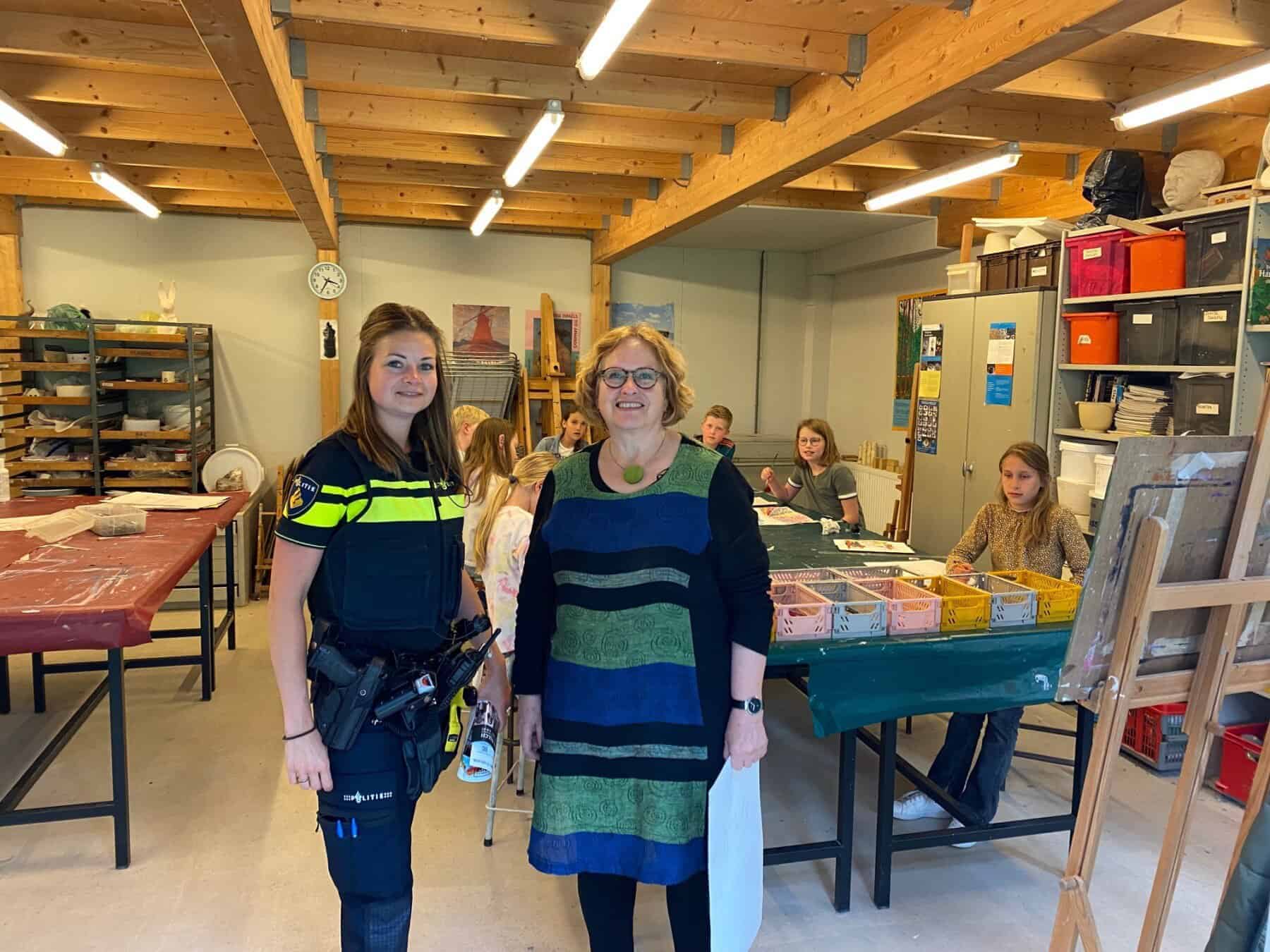 Wijkagente op bezoek bij Brinkhuis Laren Wijkagente op bezoek bij Brinkhuis Laren