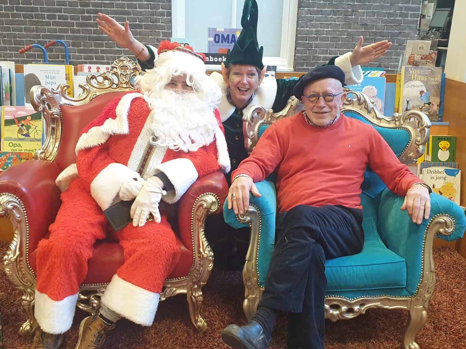 Winterse Week 15 21 Dec2022 8 Kerstman en kerstelf op de jonge ondernemers markt op 17-12-2022