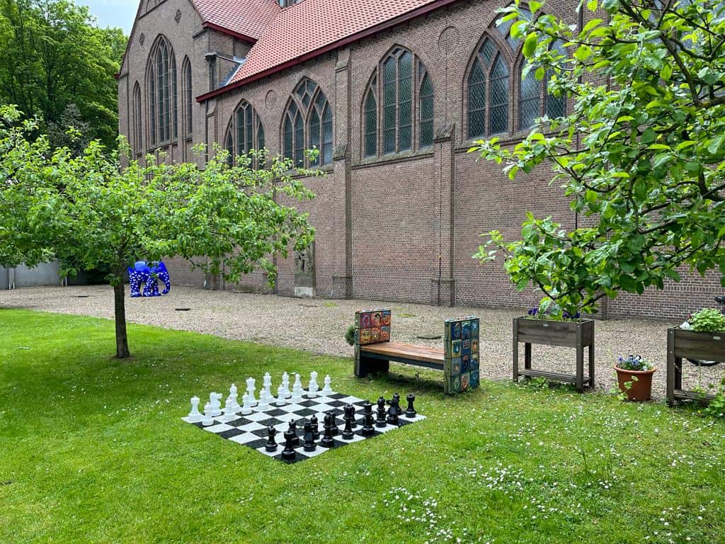 Schaken in Laren in de Kloostertuin van het Brinkhuis