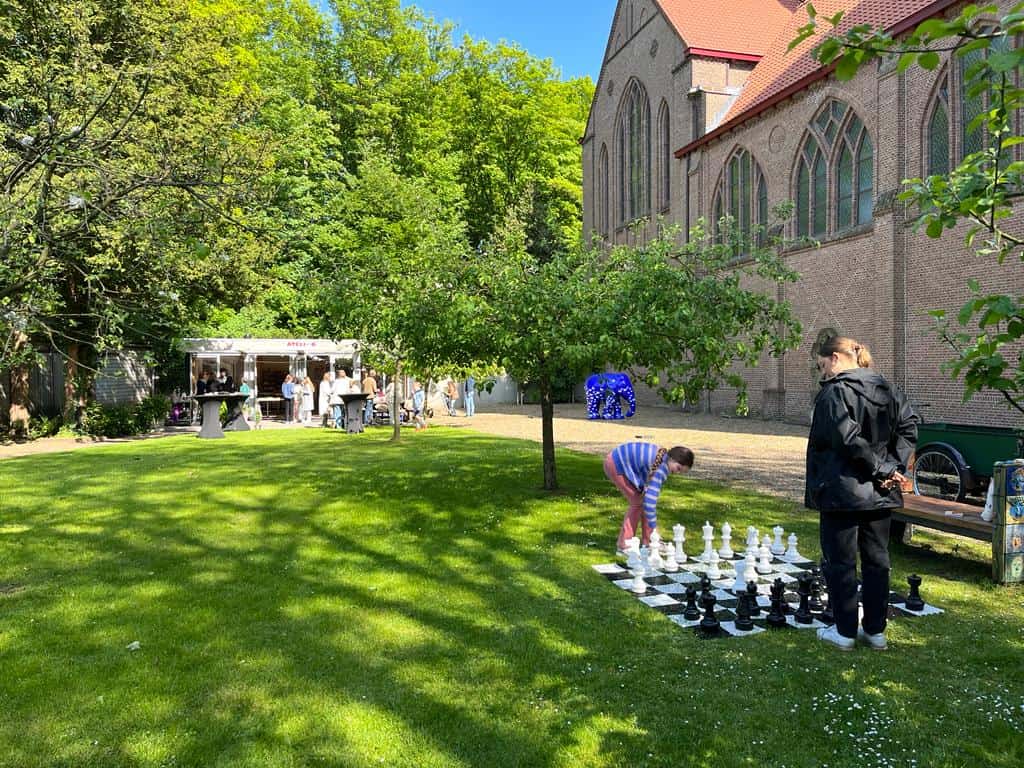 Schaken in Laren in de Kloostertuin van het Brinkhuis