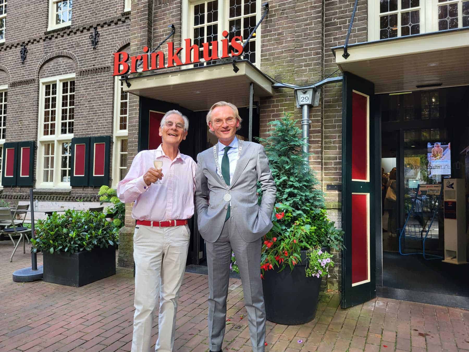 Gemeentebestuur Laren neemt intrek in Brinkhuis Laren Gemeentebestuur Laren neemt intrek in Brinkhuis Laren