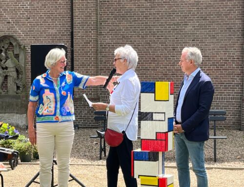 Opening ‘Hout loves Kunst in Laren’ in stralende Kloostertuin