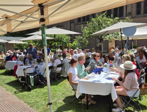Dorpslunch Laren in zonovergoten Kloostertuin