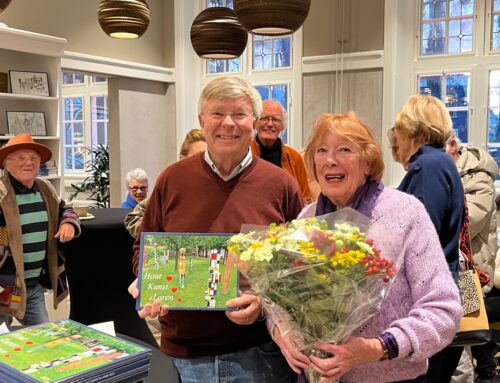 Marja van Hest krijgt bloemen voor haar fotoboek