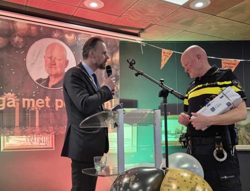 Wijkagent Remko Wessel Zwaait Af