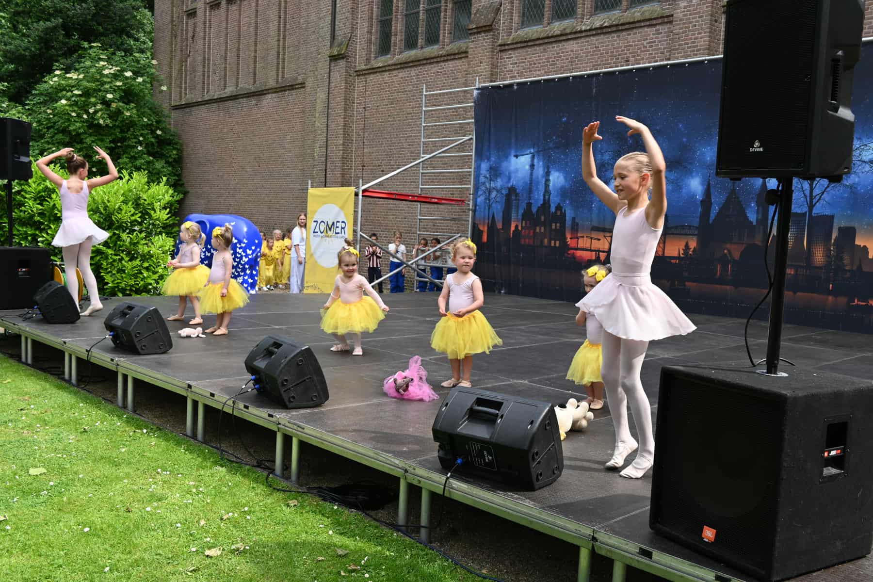 Zomer Muziek en Dans Festival Laren 2026 – Dans demonstraties Flash Studio Laren Zomer Muziek en Dans Festival Laren 2026 - Dans demonstraties Flash Studio Laren