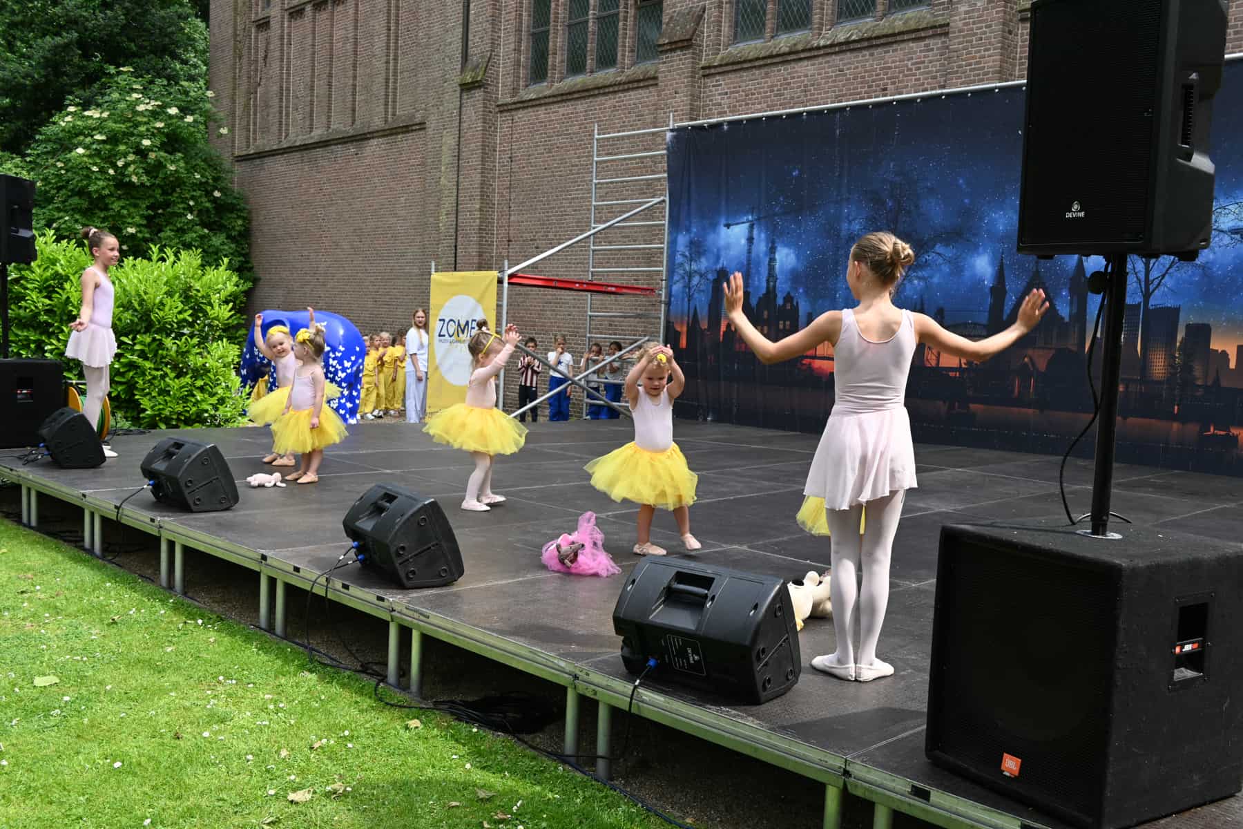 Zomer Muziek en Dans Festival Laren 2026 – Dans demonstraties Flash Studio Laren Zomer Muziek en Dans Festival Laren 2026 - Dans demonstraties Flash Studio Laren