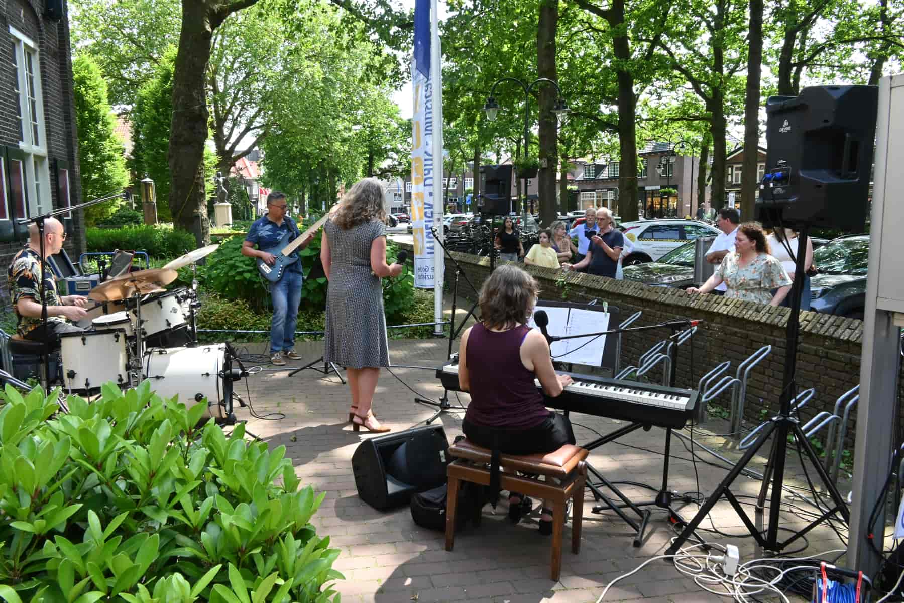Zomer Muziek en Dans Festival – Optredens voor het Brinkhuis van oa Nayche Zomer Muziek en Dans Festival - Optredens voor het Brinkhuis van oa Nayche