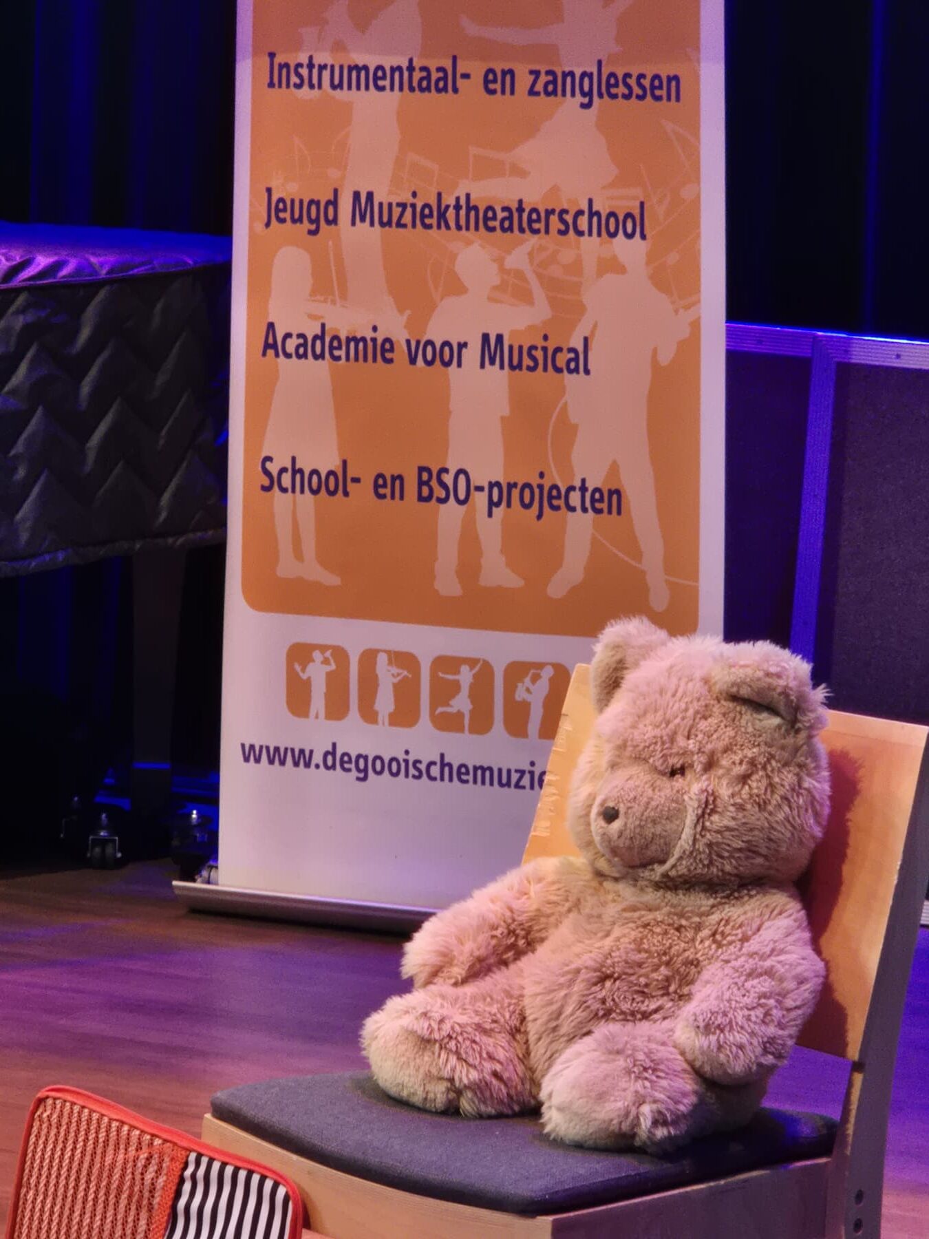 Zomer Muziek en Dans Festival Laren – Interactieve Muziekles Voor Kleuters – Uit Artis is een beer ontsnapt met Marieke Schimmel Zomer Muziek en Dans Festival Laren - Interactieve Muziekles Voor Kleuters - Uit Artis is een beer ontsnapt met Marieke Schimmel