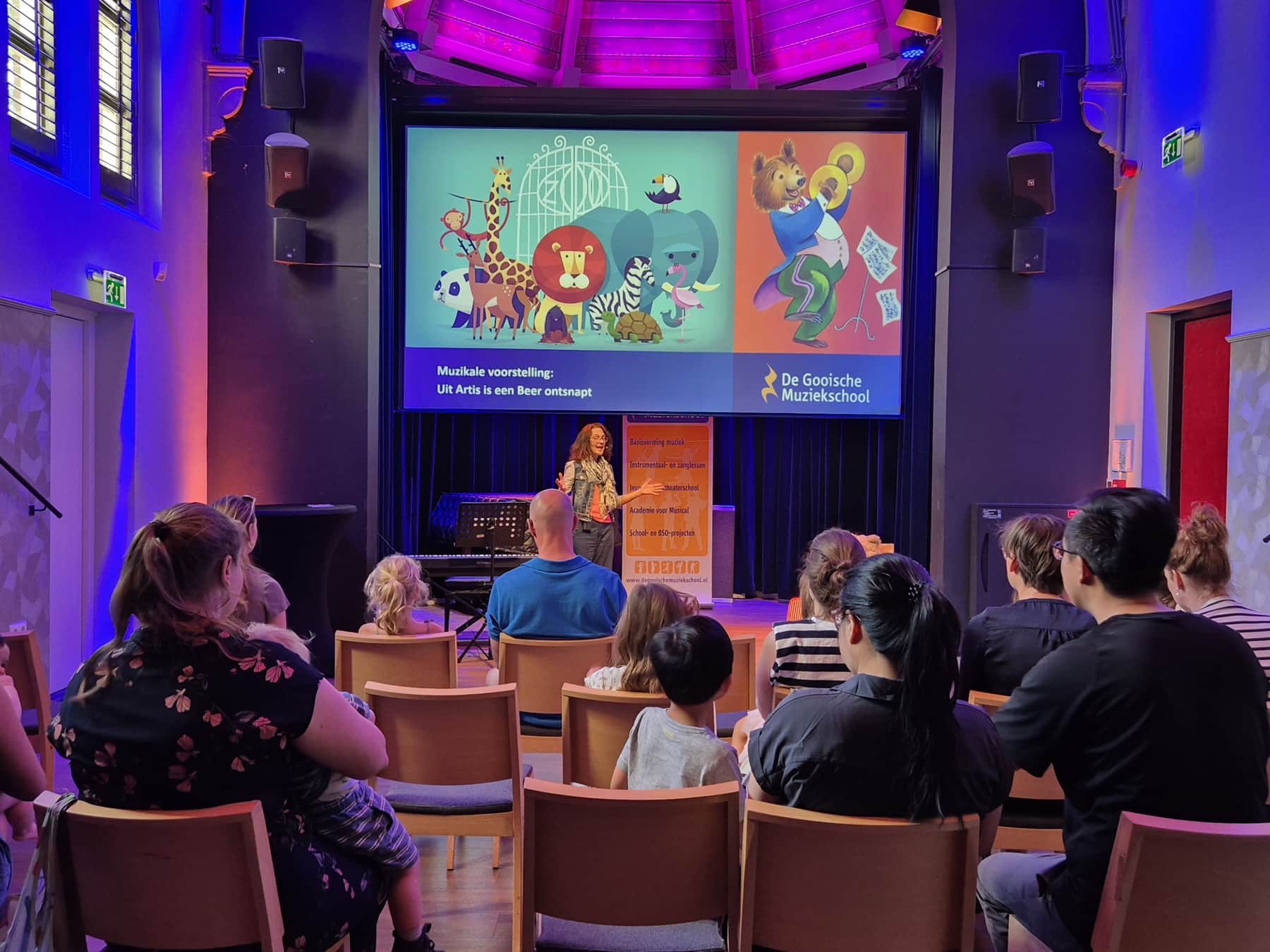 Zomer Muziek en Dans Festival Laren – Interactieve Muziekles Voor Kleuters – Uit Artis is een beer ontsnapt met Marieke Schimmel Zomer Muziek en Dans Festival Laren - Interactieve Muziekles Voor Kleuters - Uit Artis is een beer ontsnapt met Marieke Schimmel