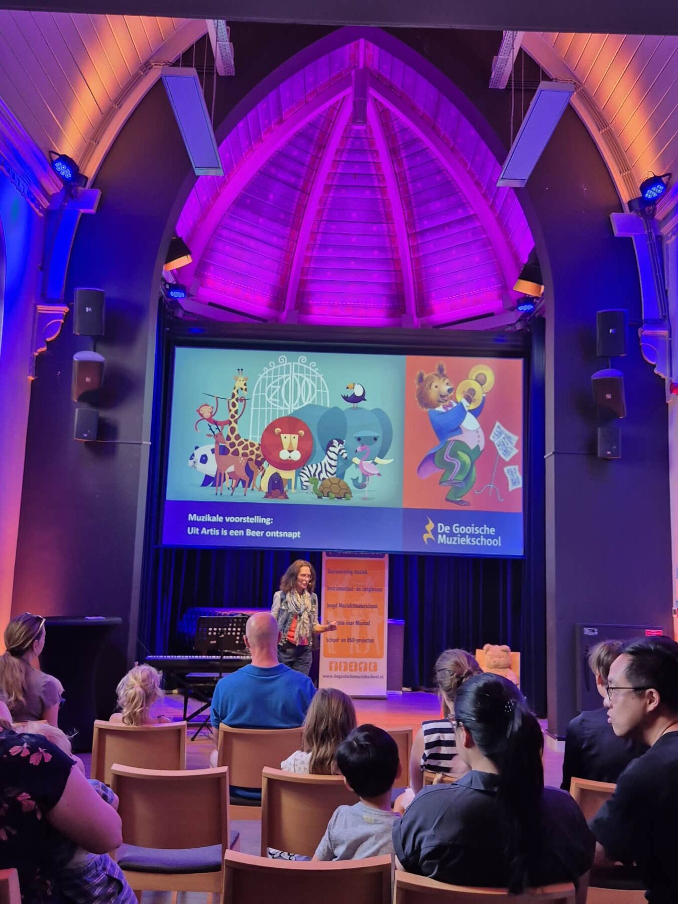 Zomer Muziek en Dans Festival Laren – Interactieve Muziekles Voor Kleuters – Uit Artis is een beer ontsnapt met Marieke Schimmel Zomer Muziek en Dans Festival Laren - Interactieve Muziekles Voor Kleuters - Uit Artis is een beer ontsnapt met Marieke Schimmel