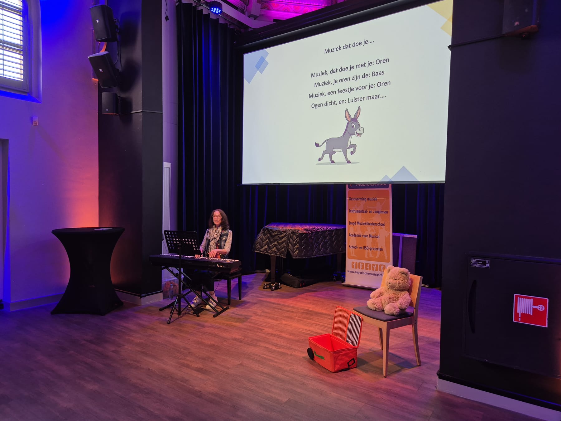 Zomer Muziek en Dans Festival Laren – Interactieve Muziekles Voor Kleuters – Uit Artis is een beer ontsnapt met Marieke Schimmel Zomer Muziek en Dans Festival Laren - Interactieve Muziekles Voor Kleuters - Uit Artis is een beer ontsnapt met Marieke Schimmel
