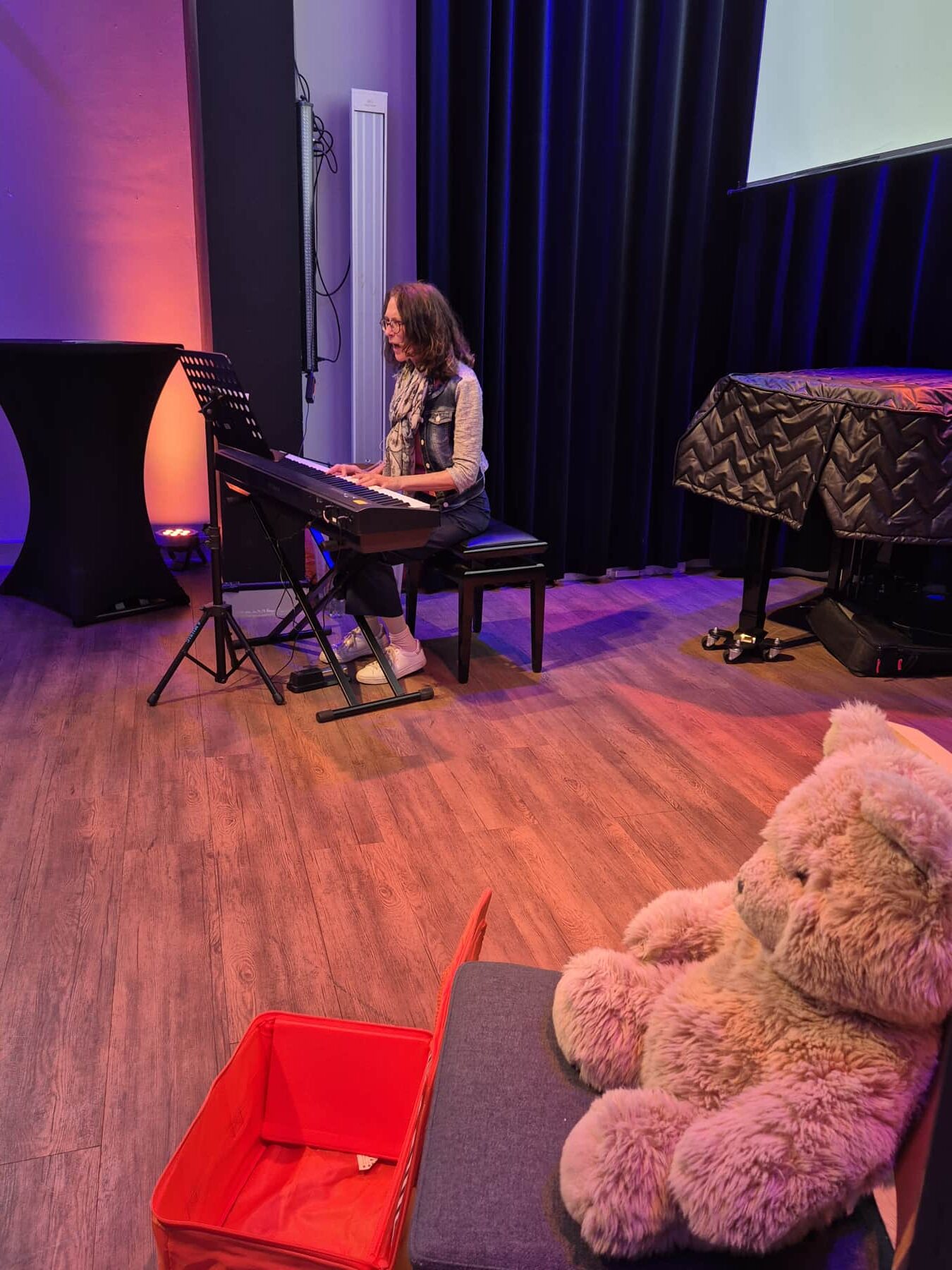 Zomer Muziek en Dans Festival Laren – Interactieve Muziekles Voor Kleuters – Uit Artis is een beer ontsnapt met Marieke Schimmel Zomer Muziek en Dans Festival Laren - Interactieve Muziekles Voor Kleuters - Uit Artis is een beer ontsnapt met Marieke Schimmel