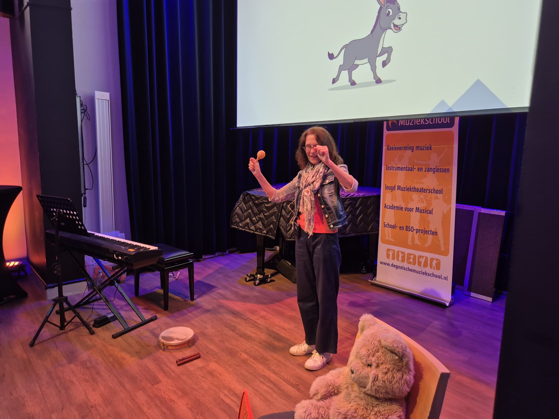 Zomer Muziek en Dans Festival Laren – Interactieve Muziekles Voor Kleuters – Uit Artis is een beer ontsnapt met Marieke Schimmel Zomer Muziek en Dans Festival Laren - Interactieve Muziekles Voor Kleuters - Uit Artis is een beer ontsnapt met Marieke Schimmel