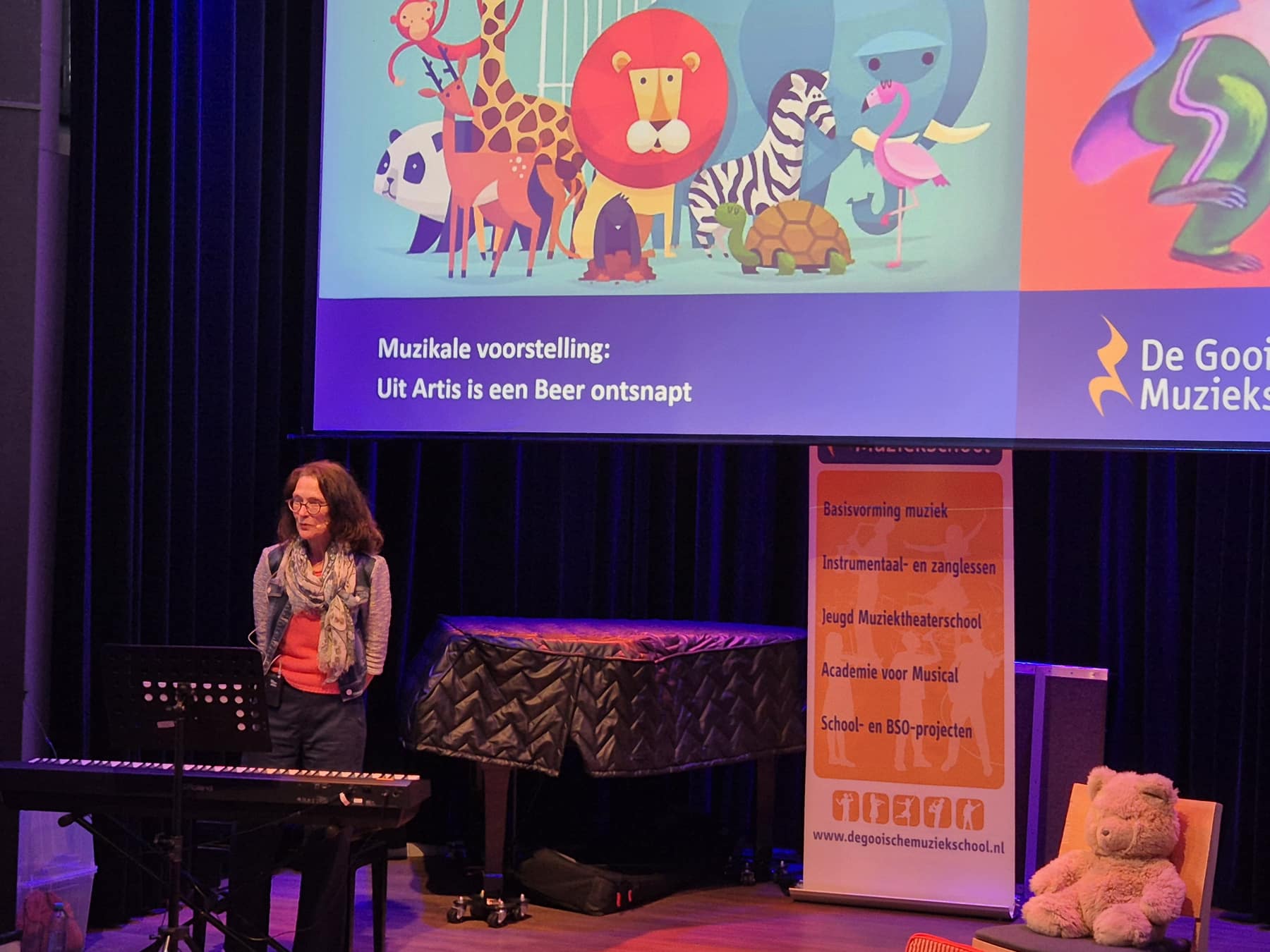 Zomer Muziek en Dans Festival Laren – Interactieve Muziekles Voor Kleuters – Uit Artis is een beer ontsnapt met Marieke Schimmel Zomer Muziek en Dans Festival Laren - Interactieve Muziekles Voor Kleuters - Uit Artis is een beer ontsnapt met Marieke Schimmel