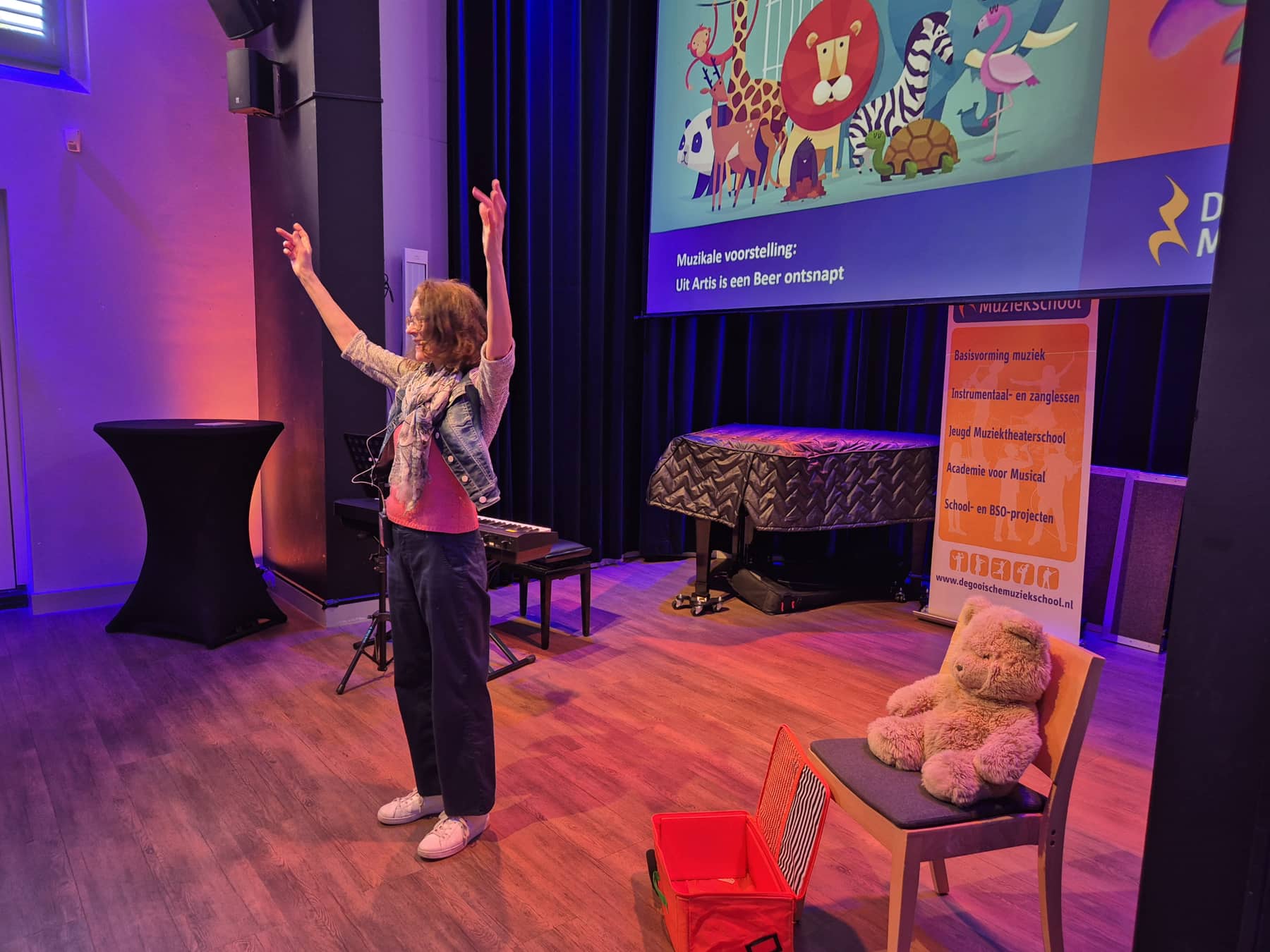 Zomer Muziek en Dans Festival Laren – Interactieve Muziekles Voor Kleuters – Uit Artis is een beer ontsnapt met Marieke Schimmel Zomer Muziek en Dans Festival Laren - Interactieve Muziekles Voor Kleuters - Uit Artis is een beer ontsnapt met Marieke Schimmel