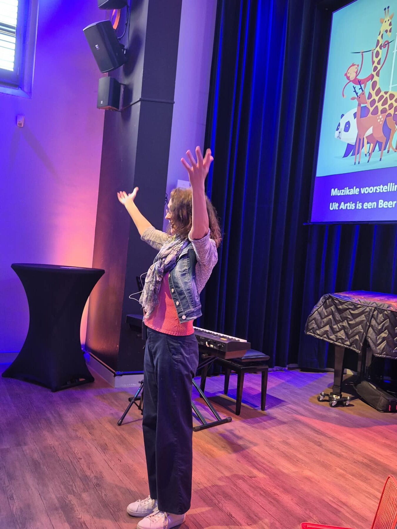 Zomer Muziek en Dans Festival Laren – Interactieve Muziekles Voor Kleuters – Uit Artis is een beer ontsnapt met Marieke Schimmel Zomer Muziek en Dans Festival Laren - Interactieve Muziekles Voor Kleuters - Uit Artis is een beer ontsnapt met Marieke Schimmel
