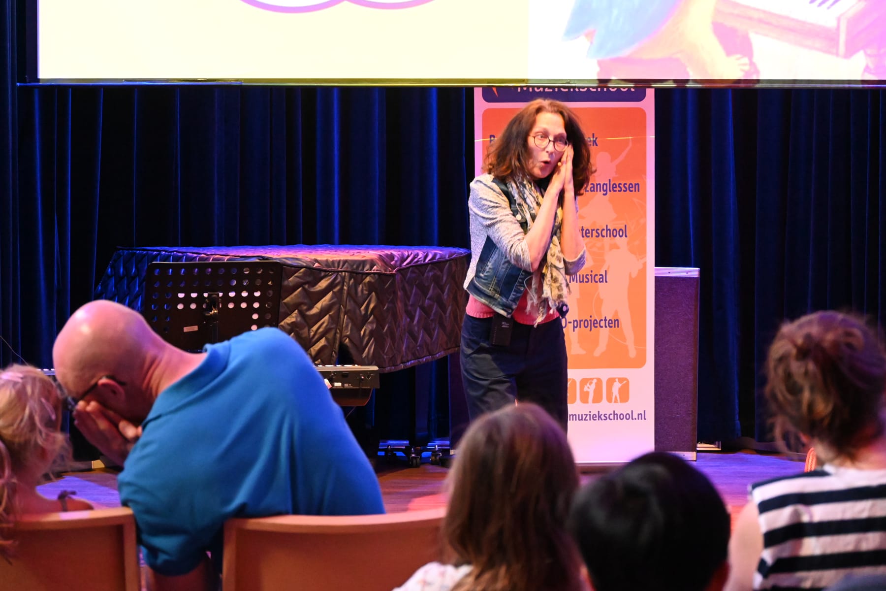 Zomer Muziek en Dans Festival Laren – Interactieve Muziekles Voor Kleuters – Uit Artis is een beer ontsnapt met Marieke Schimmel Zomer Muziek en Dans Festival Laren - Interactieve Muziekles Voor Kleuters - Uit Artis is een beer ontsnapt met Marieke Schimmel