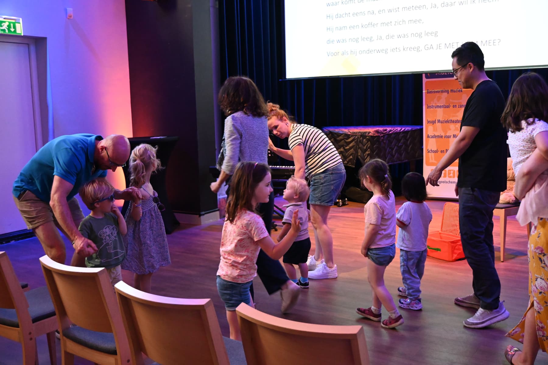 Zomer Muziek en Dans Festival Laren – Interactieve Muziekles Voor Kleuters – Uit Artis is een beer ontsnapt met Marieke Schimmel Zomer Muziek en Dans Festival Laren - Interactieve Muziekles Voor Kleuters - Uit Artis is een beer ontsnapt met Marieke Schimmel