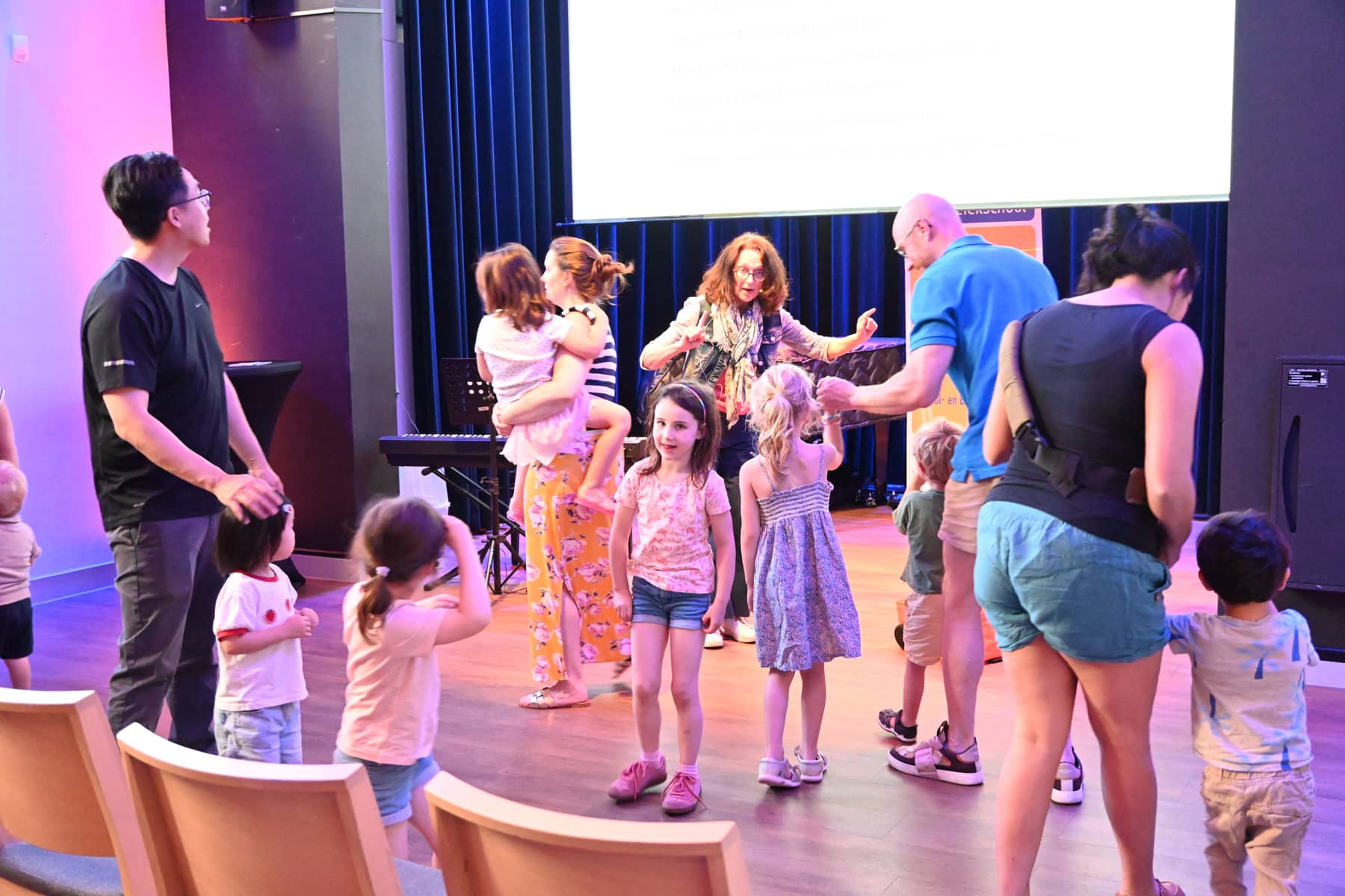 Zomer Muziek en Dans Festival Laren – Interactieve Muziekles Voor Kleuters – Uit Artis is een beer ontsnapt met Marieke Schimmel Zomer Muziek en Dans Festival Laren - Interactieve Muziekles Voor Kleuters - Uit Artis is een beer ontsnapt met Marieke Schimmel