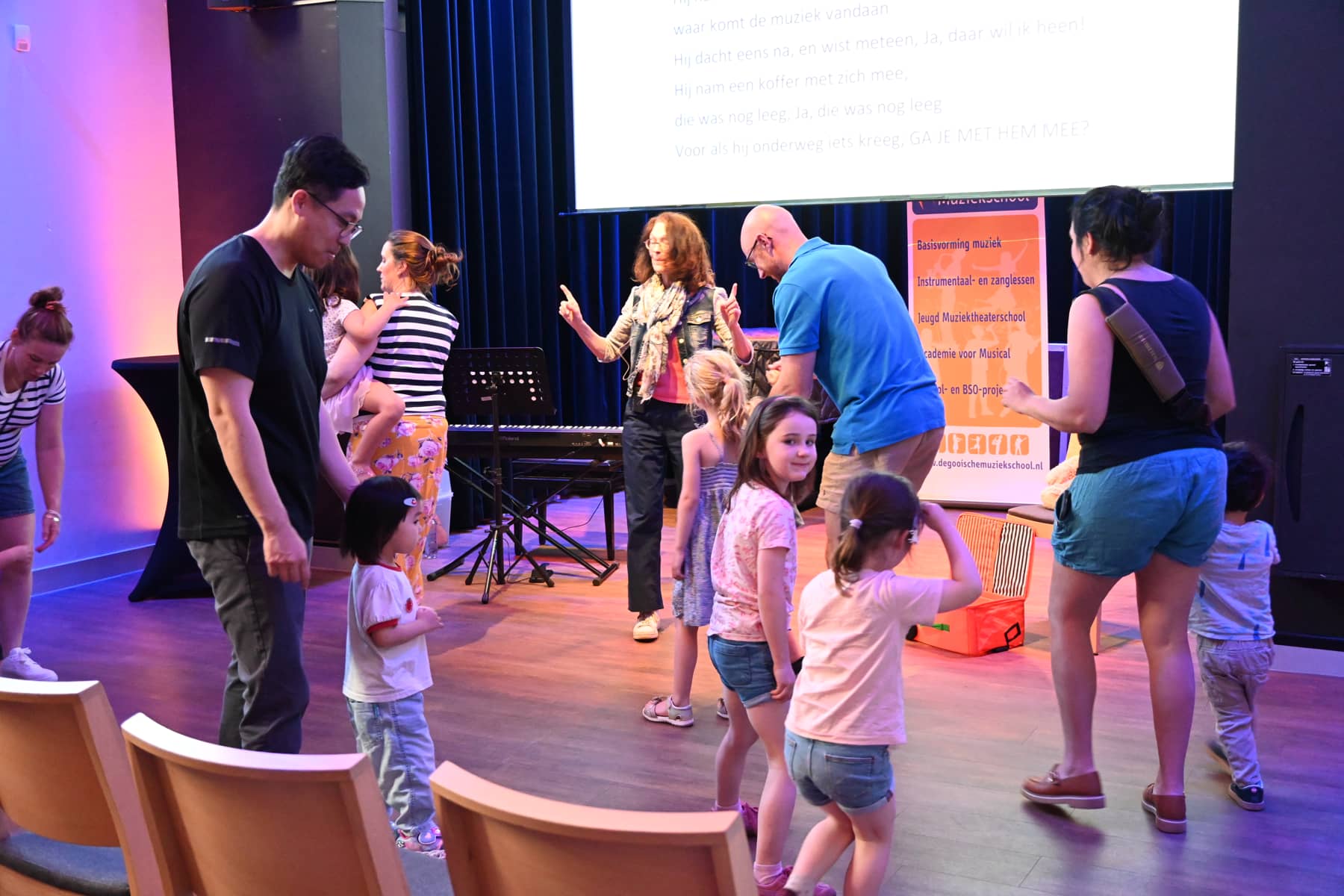 Zomer Muziek en Dans Festival Laren – Interactieve Muziekles Voor Kleuters – Uit Artis is een beer ontsnapt met Marieke Schimmel Zomer Muziek en Dans Festival Laren - Interactieve Muziekles Voor Kleuters - Uit Artis is een beer ontsnapt met Marieke Schimmel