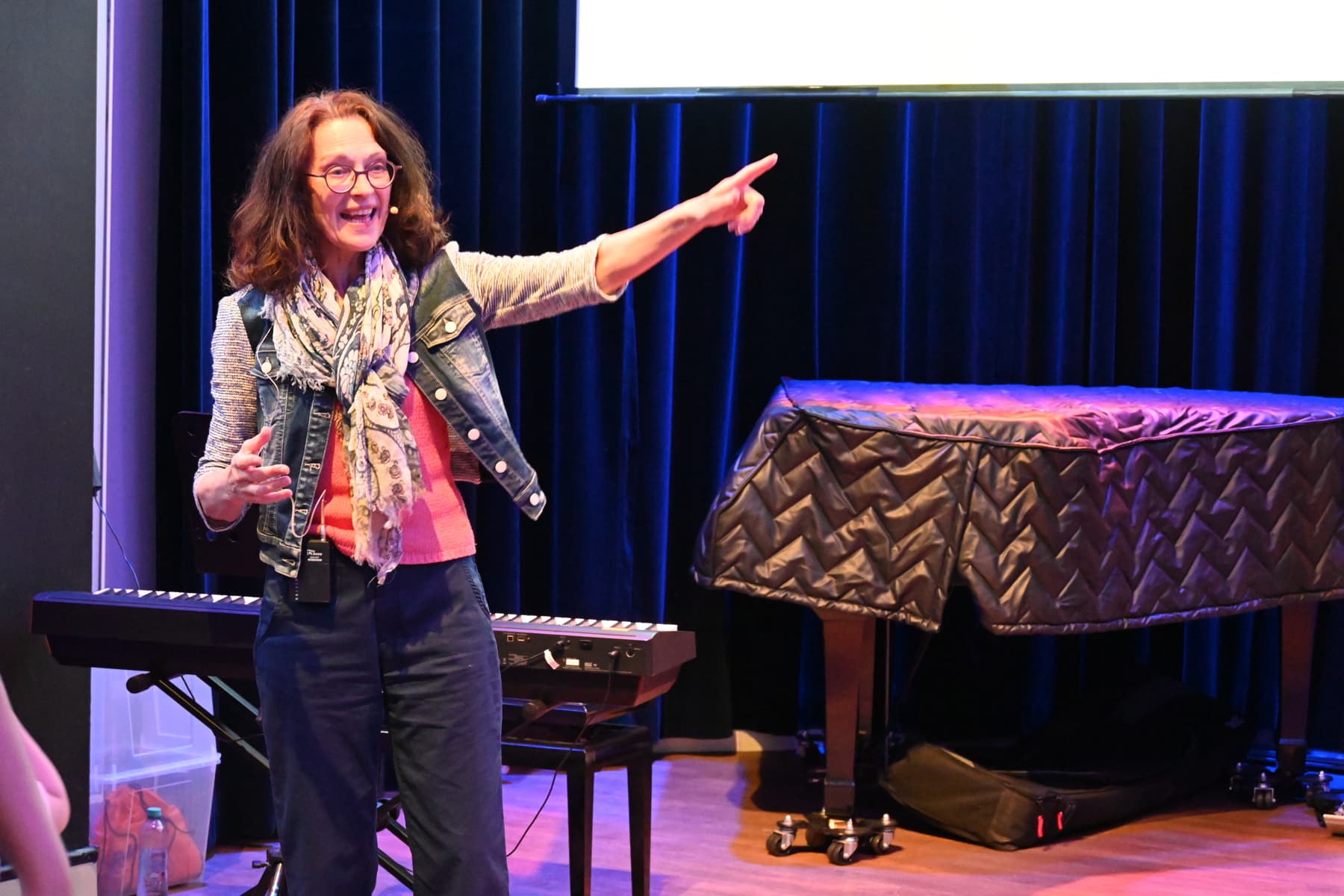 Zomer Muziek en Dans Festival Laren – Interactieve Muziekles Voor Kleuters – Uit Artis is een beer ontsnapt met Marieke Schimmel Zomer Muziek en Dans Festival Laren - Interactieve Muziekles Voor Kleuters - Uit Artis is een beer ontsnapt met Marieke Schimmel