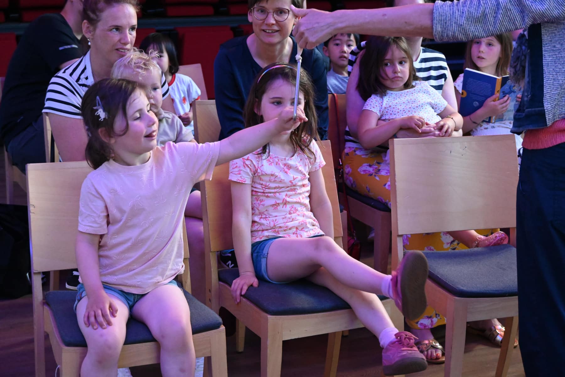 Zomer Muziek en Dans Festival Laren – Interactieve Muziekles Voor Kleuters – Uit Artis is een beer ontsnapt met Marieke Schimmel Zomer Muziek en Dans Festival Laren - Interactieve Muziekles Voor Kleuters - Uit Artis is een beer ontsnapt met Marieke Schimmel