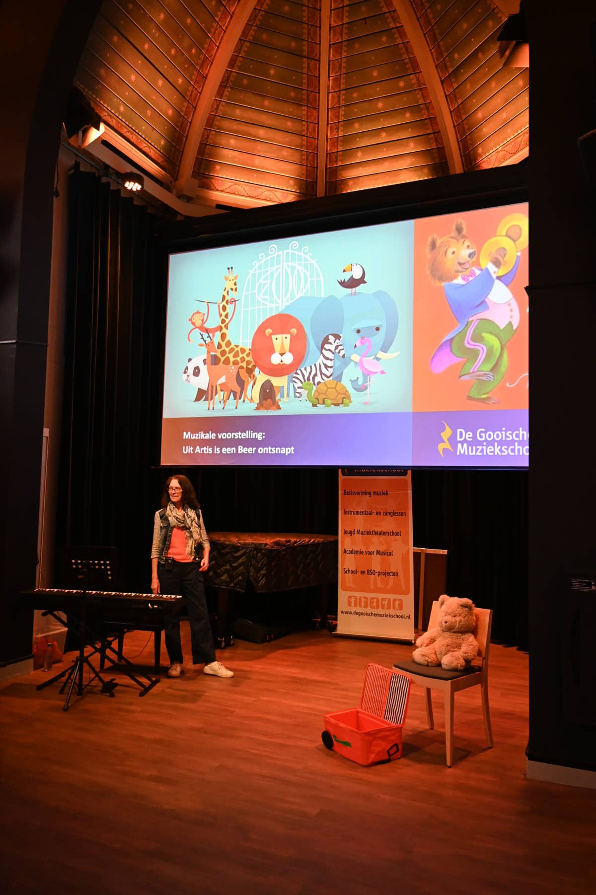 Zomer Muziek en Dans Festival Laren – Interactieve Muziekles Voor Kleuters – Uit Artis is een beer ontsnapt met Marieke Schimmel Zomer Muziek en Dans Festival Laren - Interactieve Muziekles Voor Kleuters - Uit Artis is een beer ontsnapt met Marieke Schimmel