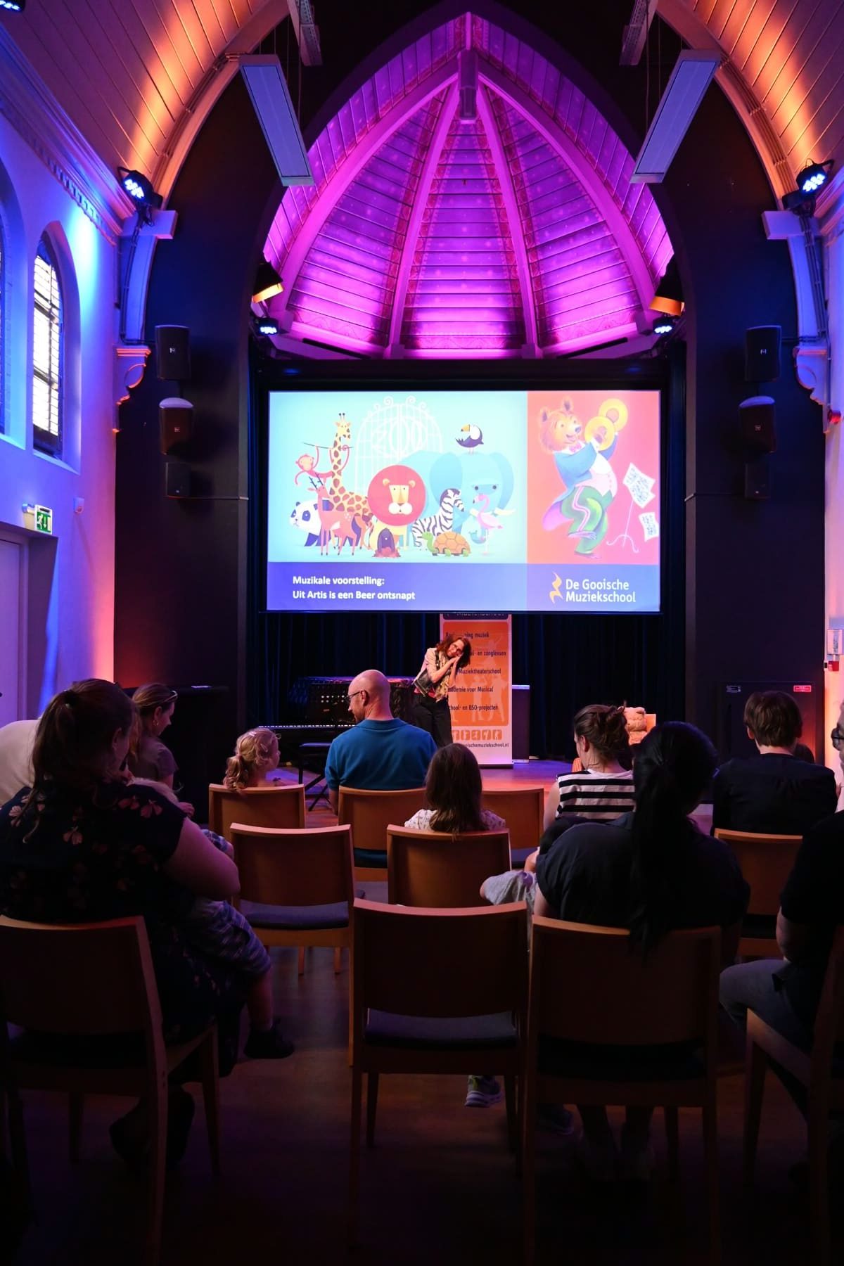 Zomer Muziek en Dans Festival Laren – Interactieve Muziekles Voor Kleuters – Uit Artis is een beer ontsnapt met Marieke Schimmel Zomer Muziek en Dans Festival Laren - Interactieve Muziekles Voor Kleuters - Uit Artis is een beer ontsnapt met Marieke Schimmel