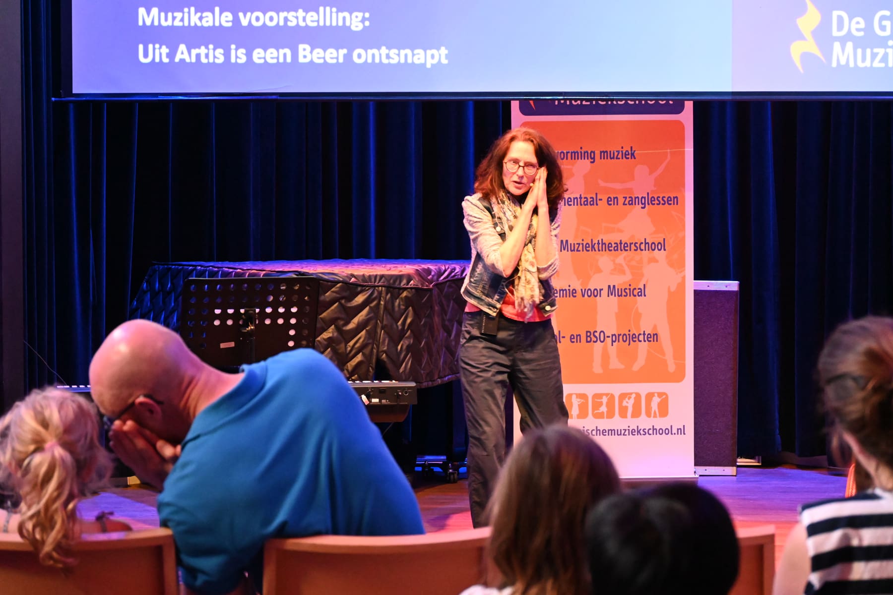 Zomer Muziek en Dans Festival Laren – Interactieve Muziekles Voor Kleuters – Uit Artis is een beer ontsnapt met Marieke Schimmel Zomer Muziek en Dans Festival Laren - Interactieve Muziekles Voor Kleuters - Uit Artis is een beer ontsnapt met Marieke Schimmel