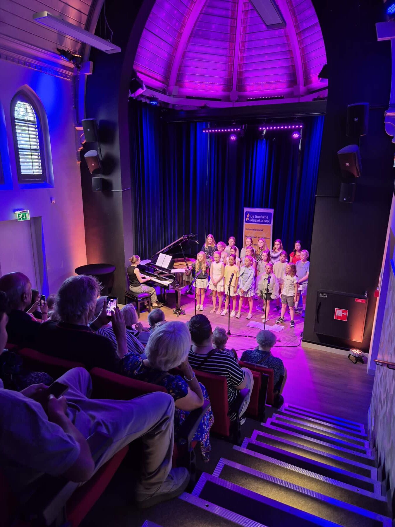 Zomer Muziek en Dans Festival Laren – optreden Popkoor Gooische Muziekschool – Brinkhuis Laren Zomer Muziek en Dans Festival Laren - optreden Popkoor Gooische Muziekschool - Brinkhuis Laren