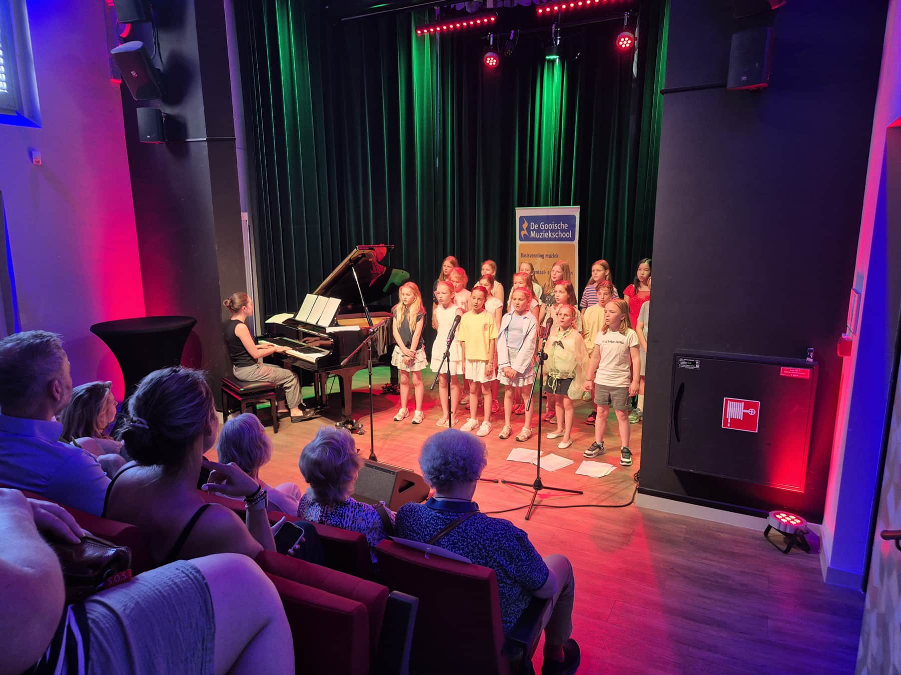 Zomer Muziek en Dans Festival Laren – optreden Popkoor Gooische Muziekschool – Brinkhuis Laren Zomer Muziek en Dans Festival Laren - optreden Popkoor Gooische Muziekschool - Brinkhuis Laren