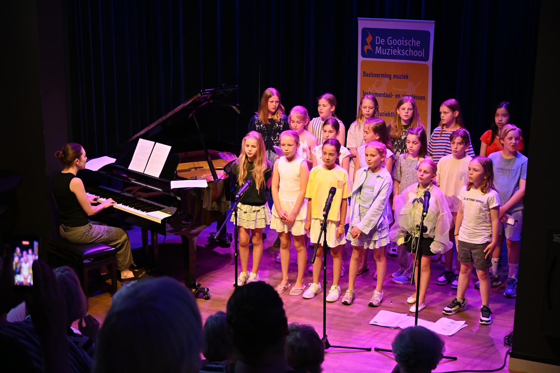 Zomer Muziek en Dans Festival Laren – optreden Popkoor Gooische Muziekschool – Brinkhuis Laren Zomer Muziek en Dans Festival Laren - optreden Popkoor Gooische Muziekschool - Brinkhuis Laren