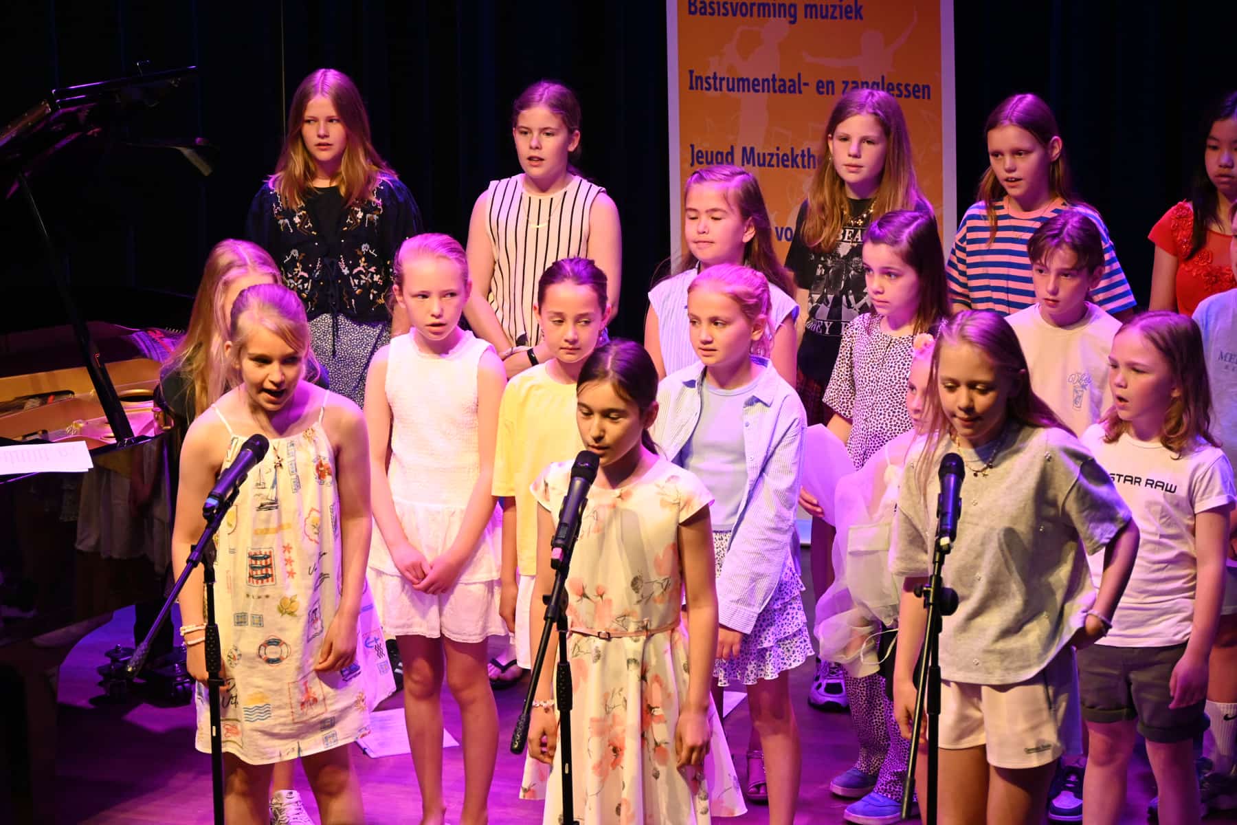 Zomer Muziek en Dans Festival Laren – optreden Popkoor Gooische Muziekschool – Brinkhuis Laren Zomer Muziek en Dans Festival Laren - optreden Popkoor Gooische Muziekschool - Brinkhuis Laren