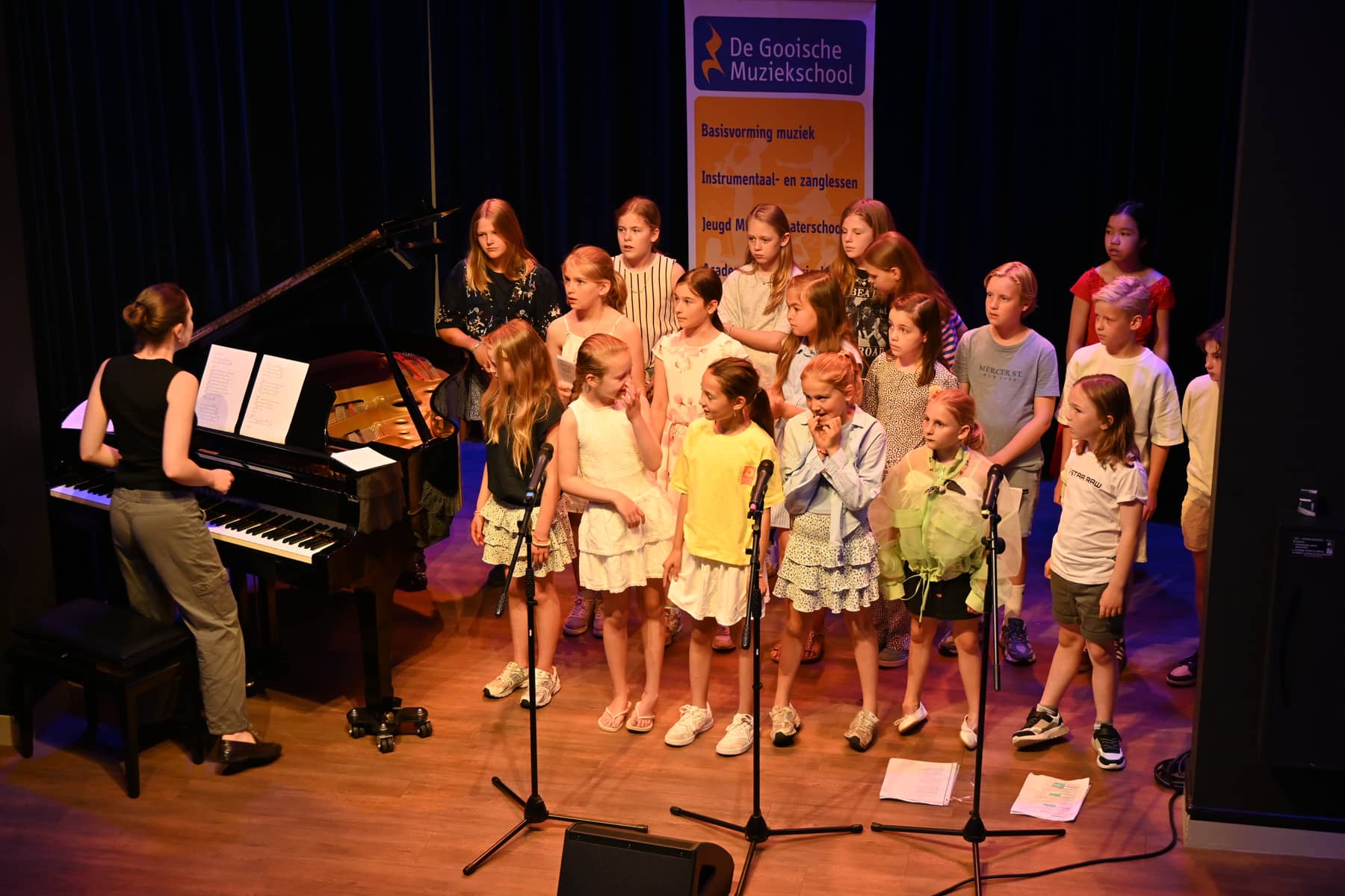 Zomer Muziek en Dans Festival Laren – optreden Popkoor Gooische Muziekschool – Brinkhuis Laren Zomer Muziek en Dans Festival Laren - optreden Popkoor Gooische Muziekschool - Brinkhuis Laren