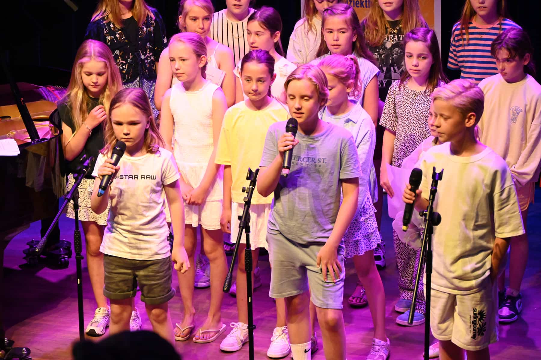 Zomer Muziek en Dans Festival Laren – optreden Popkoor Gooische Muziekschool – Brinkhuis Laren Zomer Muziek en Dans Festival Laren - optreden Popkoor Gooische Muziekschool - Brinkhuis Laren