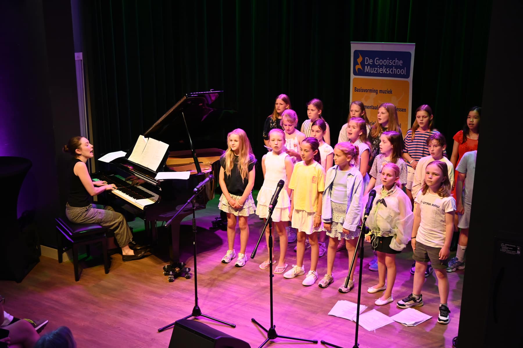 Zomer Muziek en Dans Festival Laren – optreden Popkoor Gooische Muziekschool – Brinkhuis Laren Zomer Muziek en Dans Festival Laren - optreden Popkoor Gooische Muziekschool - Brinkhuis Laren