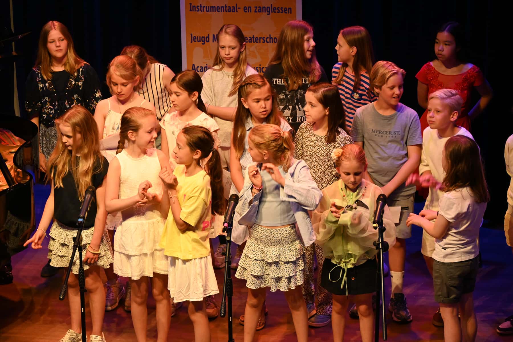 Zomer Muziek en Dans Festival Laren – optreden Popkoor Gooische Muziekschool – Brinkhuis Laren Zomer Muziek en Dans Festival Laren - optreden Popkoor Gooische Muziekschool - Brinkhuis Laren