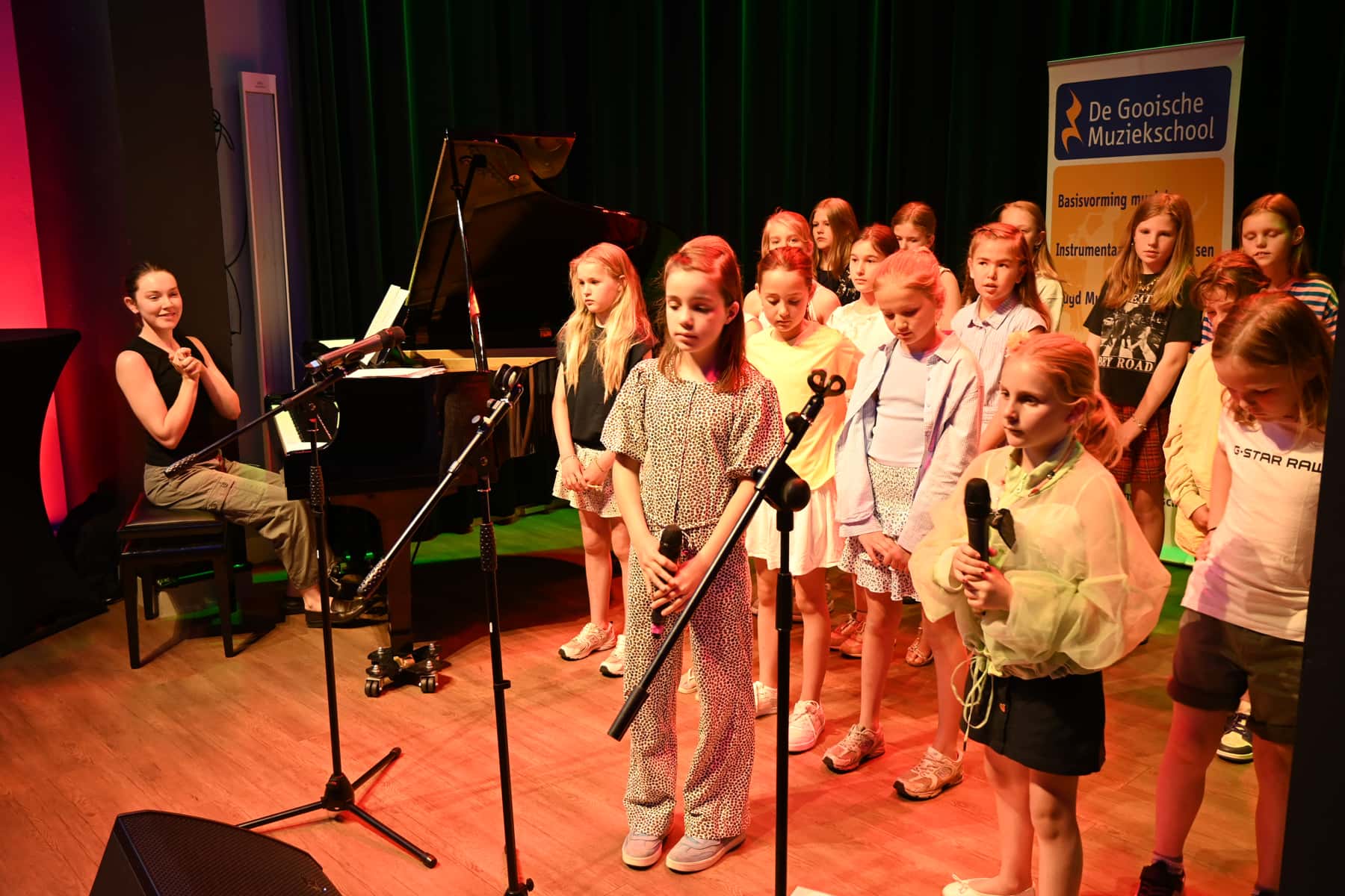Zomer Muziek en Dans Festival Laren – optreden Popkoor Gooische Muziekschool – Brinkhuis Laren Zomer Muziek en Dans Festival Laren - optreden Popkoor Gooische Muziekschool - Brinkhuis Laren