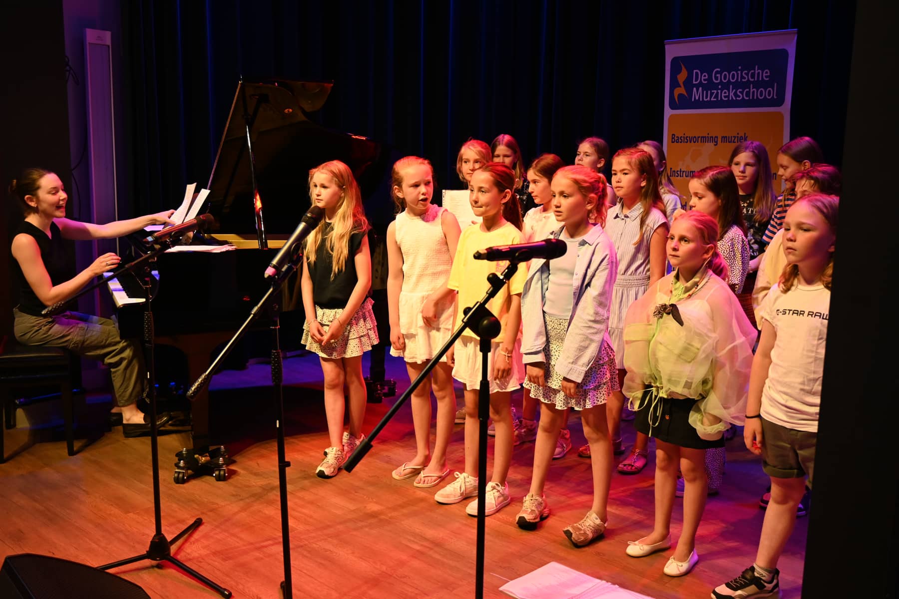 Zomer Muziek en Dans Festival Laren – optreden Popkoor Gooische Muziekschool – Brinkhuis Laren Zomer Muziek en Dans Festival Laren - optreden Popkoor Gooische Muziekschool - Brinkhuis Laren