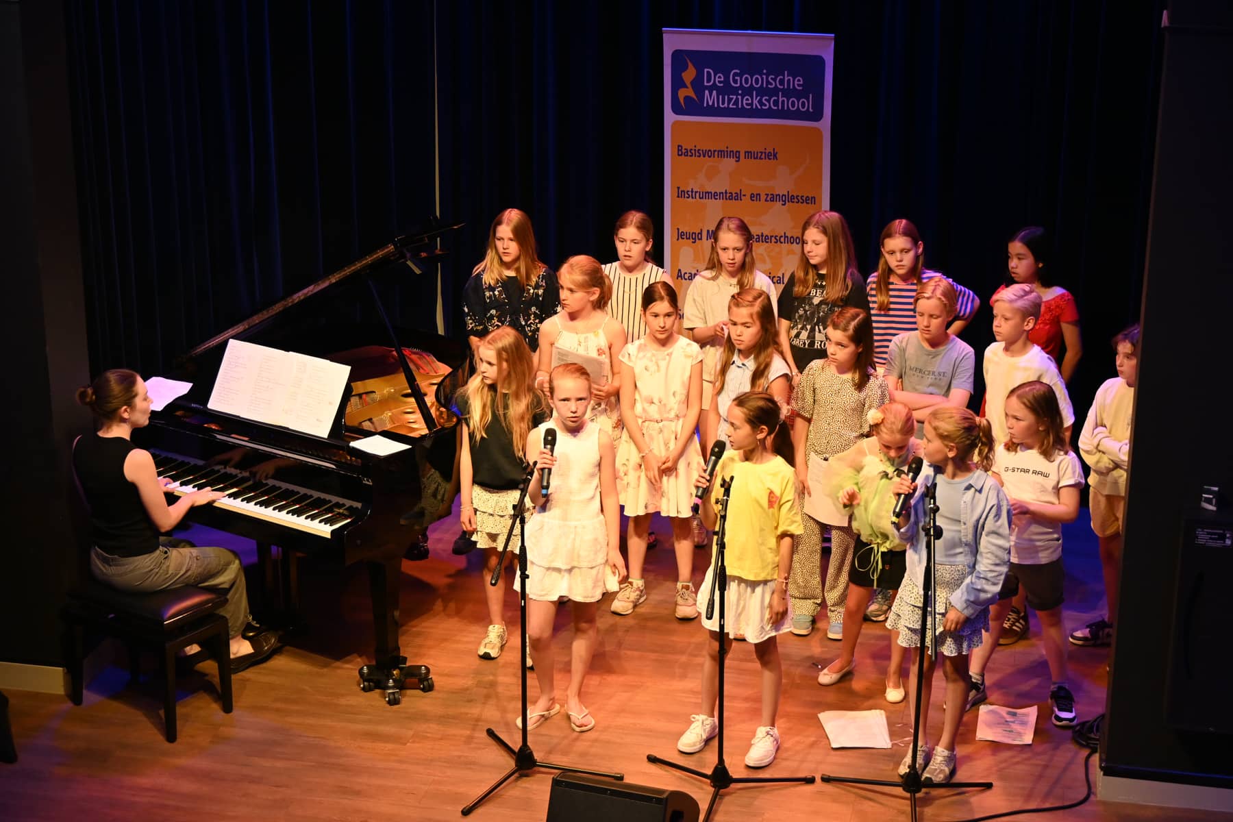 Zomer Muziek en Dans Festival Laren – optreden Popkoor Gooische Muziekschool – Brinkhuis Laren Zomer Muziek en Dans Festival Laren - optreden Popkoor Gooische Muziekschool - Brinkhuis Laren