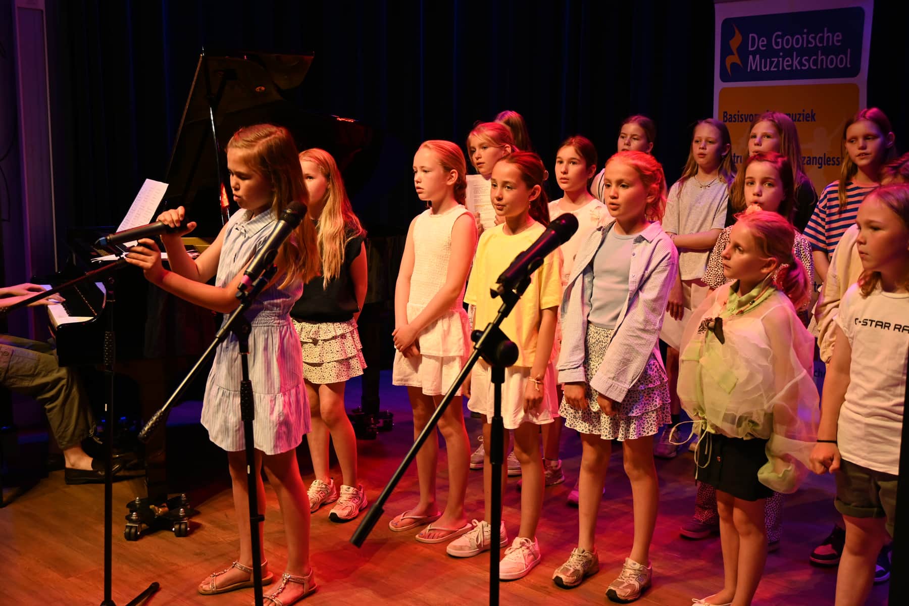 Zomer Muziek en Dans Festival Laren – optreden Popkoor Gooische Muziekschool – Brinkhuis Laren Zomer Muziek en Dans Festival Laren - optreden Popkoor Gooische Muziekschool - Brinkhuis Laren