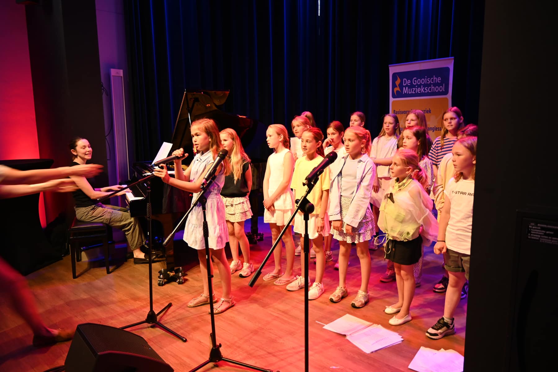 Zomer Muziek en Dans Festival Laren – optreden Popkoor Gooische Muziekschool – Brinkhuis Laren Zomer Muziek en Dans Festival Laren - optreden Popkoor Gooische Muziekschool - Brinkhuis Laren
