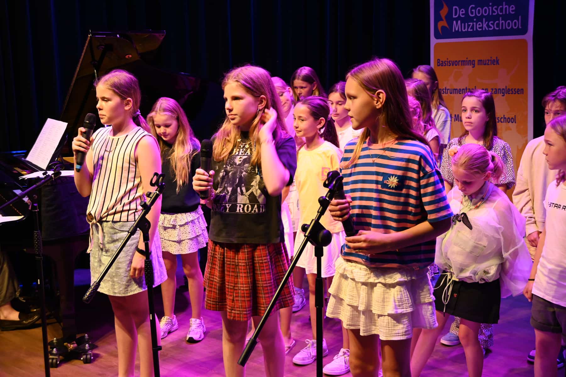 Zomer Muziek en Dans Festival Laren – optreden Popkoor Gooische Muziekschool – Brinkhuis Laren Zomer Muziek en Dans Festival Laren - optreden Popkoor Gooische Muziekschool - Brinkhuis Laren