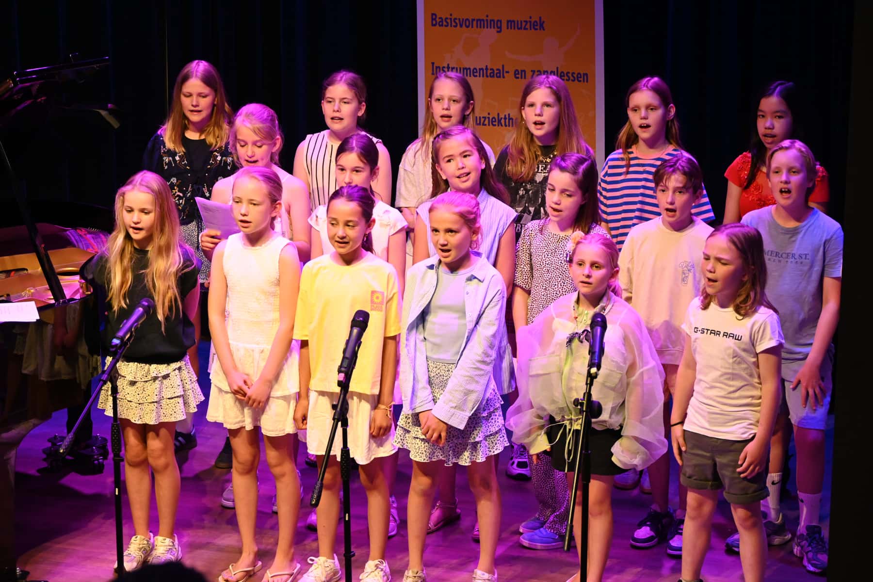 Zomer Muziek en Dans Festival Laren – optreden Popkoor Gooische Muziekschool – Brinkhuis Laren Zomer Muziek en Dans Festival Laren - optreden Popkoor Gooische Muziekschool - Brinkhuis Laren