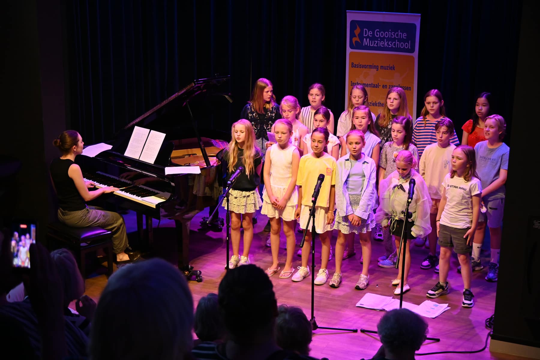Zomer Muziek en Dans Festival Laren – optreden Popkoor Gooische Muziekschool – Brinkhuis Laren Zomer Muziek en Dans Festival Laren - optreden Popkoor Gooische Muziekschool - Brinkhuis Laren
