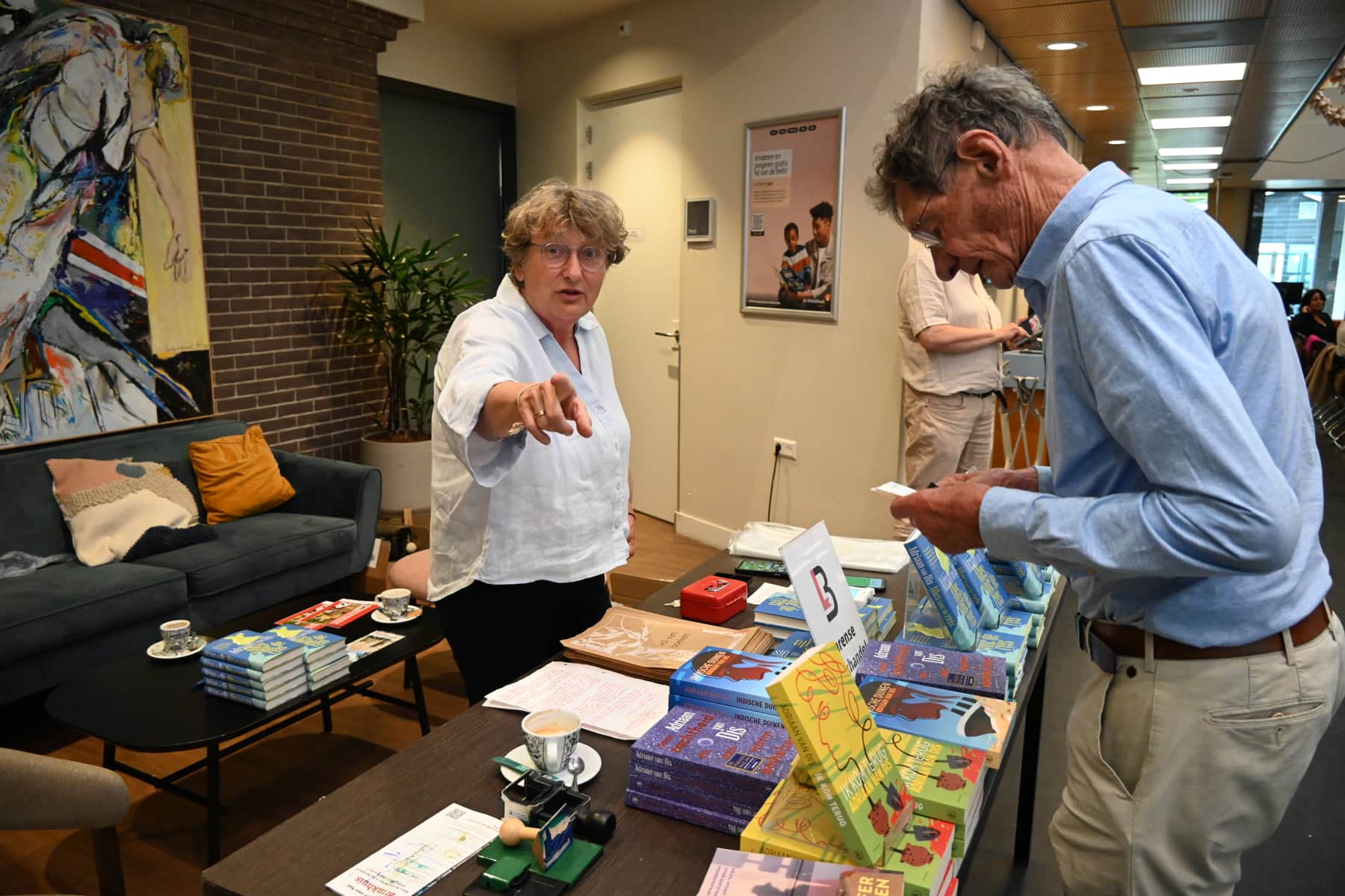20260603 Adriaan Van Dis In Het Brinkhuis Laren (18) Annelies Gehring van de Larense Boekhandel introduceert Adriaan van Dis