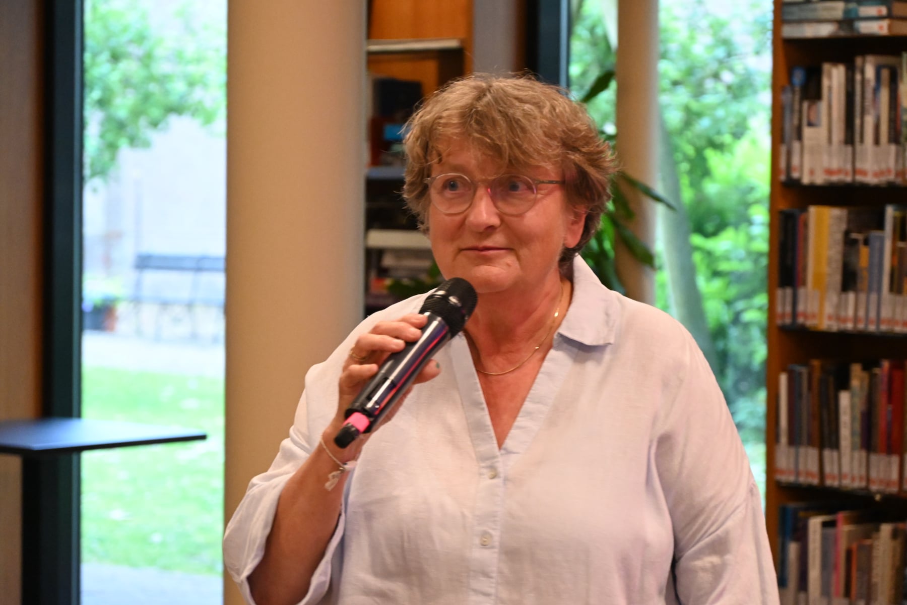 Adriaan Van Dis In Het Brinkhuis Laren Annelies Gehring van de Larense Boekhandel introduceert Adriaan van Dis