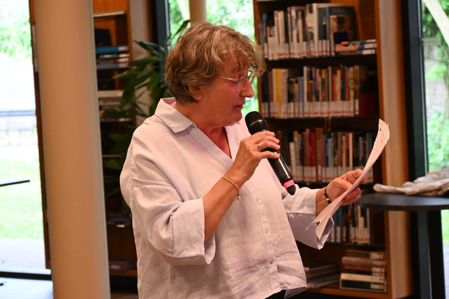 Adriaan Van Dis In Het Brinkhuis Laren Annelies Gehring van de Larense Boekhandel introduceert Adriaan van Dis